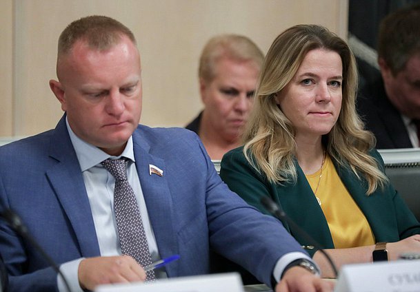 First Deputy Chairman of the Committee on Ownership, Land and Property Relations Ivan Sukharev and member of the Committee on Issues of Family, Women and Children Olga Korobova