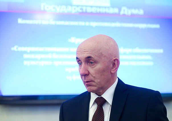 Первый заместитель Председателя Комитета по государственному строительству и законодательству Юрий Синельщиков