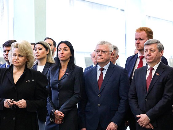 Председатель Комитета по защите семьи, вопросам отцовства, материнства и детства Нина Останина, член Комитета по делам национальностей Анастасия Удальцова, Председатель Комитета по безопасности и противодействию коррупции Василий Пискарев и Первый заместитель Председателя Комитета по международным делам Дмитрий Новиков
