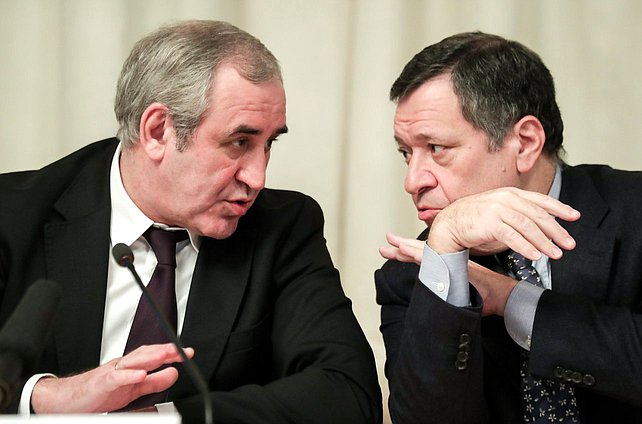 Руководитель фракции «Единая Россия» Сергей Неверов и Председатель Комитета по бюджету и налогам Андрей Макаров