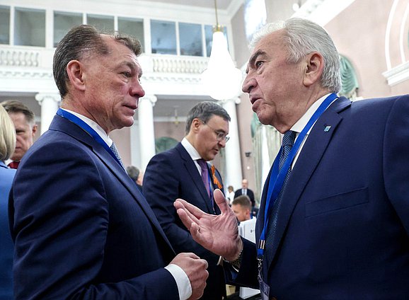 Председатель Комитета по экономической политике Максим Топилин и Председатель Законодательного Собрания Ленинградской области Сергей Бебенин
