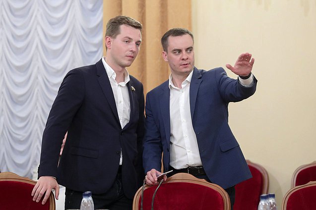 Председатель Комитета по молодежной политике Артем Метелев (слева)