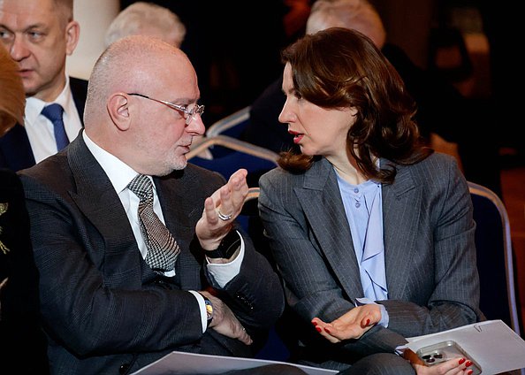 Председатель Комитета Совета Федерации по конституционному законодательству и государственному строительству Андрей Клишас и Первый заместитель Председателя Комитета по государственному строительству и законодательству Ирина Панькина