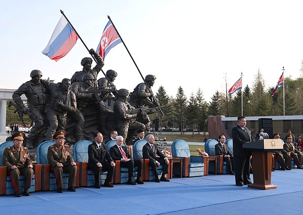 Министр обороны РФ Андрей Белоусов, Председатель Государственной Думы Вячеслав Володин и Председатель Государственных дел Корейской Народно-Демократической Республики Ким Чен Ын. Церемония открытия Мемориального комплекса и Музея боевых подвигов героев зарубежной военной операции