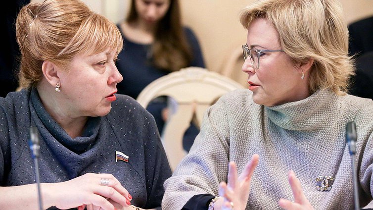 Член Комитета по культуре Светлана Савченко и член Комитета по охране здоровья Татьяна Соломатина