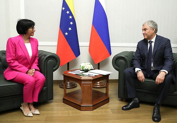 Vyacheslav Volodin, Jefe de la Duma Estatal, y Delcy Eloína Rodríguez Gómez, Vicepresidenta Ejecutiva, Ministra del Poder Popular de Economía, Finanzas y Comercio Exterior de la República Bolivariana de Venezuela