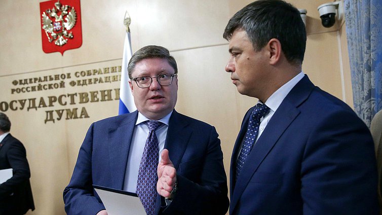 Член Комитета по бюджету и налогам Андрей Исаев и Председатель Комитета по охране здоровья Дмитрий Морозов