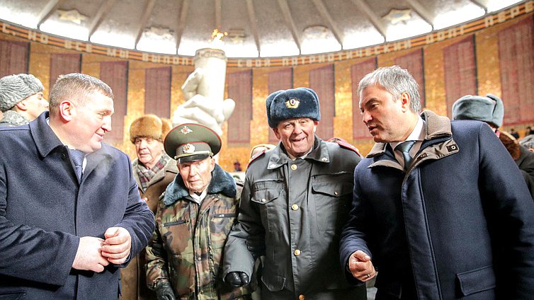 Председатель Государственной Думы Вячеслав Володин и губернатор Волгоградской области Андрей Бочаров во время встречи с ветеранами в Зале воинской славы на территории мемориального комплекса.Фото: Анна Исакова/Фотослужба Государственной Думы.