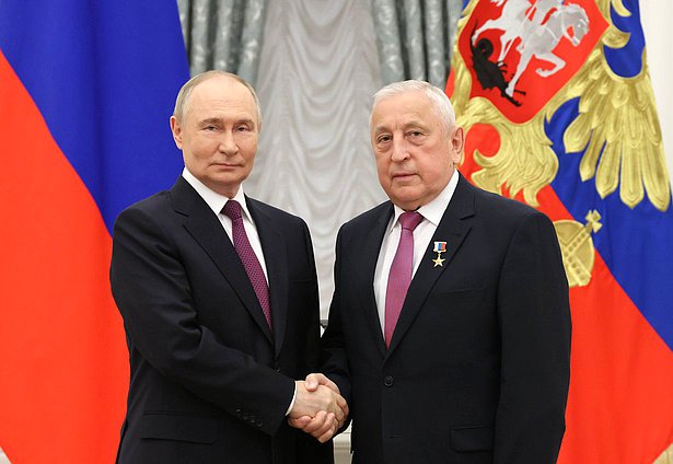 Президент РФ Владимир Путин и Председатель Комитета по развитию Дальнего Востока и Арктики Николай Харитонов. Фото: пресс-служба Президента РФ