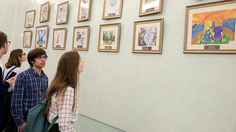 Выставка «Дети рисуют мир, или защитите нас от нацизма и мирового терроризма»