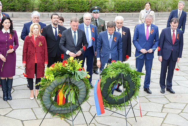 Делегация Государственной Думы возложила цветы к памятнику Воину-освободителю в Трептов-парке в Берлине