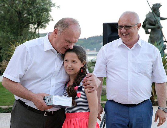 Лидер партии КПРФ Геннадий Зюганов во время поздравления детей крымского поселка Партенит с Днем защиты детей. 