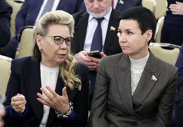 Член Комитета по бюджету и налогам Галина Данчикова и сенатор РФ Ирина Рукавишникова