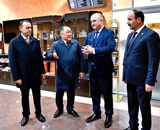 Заместитель Председателя Государственной Думы Шолбан Кара-оол и Председатель Маджлиси милли Маджлиси Оли Республики Таджикистан Файзали Идизода