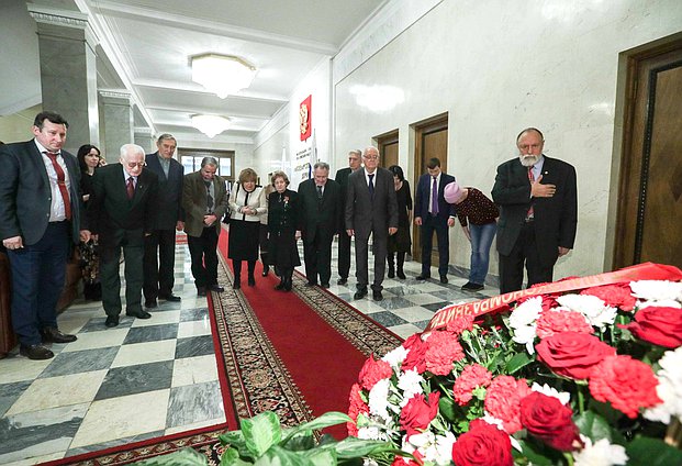 Возложение цветов ветеранами Минэкономразвития к памятной доске работников Госплана СССР