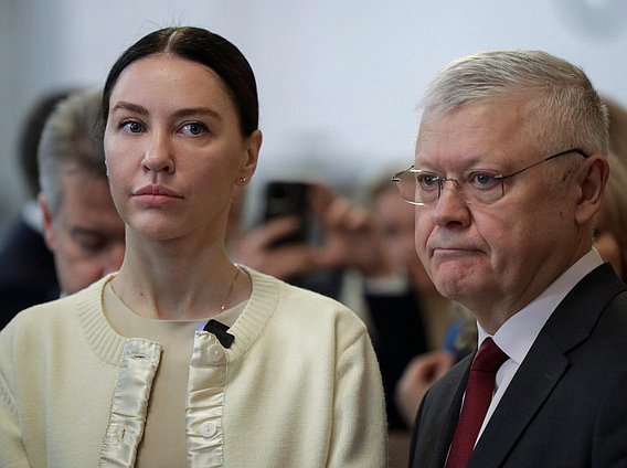 Первый заместитель Председателя Комитета по просвещению Алена Аршинова и Председатель Комитета по безопасности и противодействию коррупции Василий Пискарев