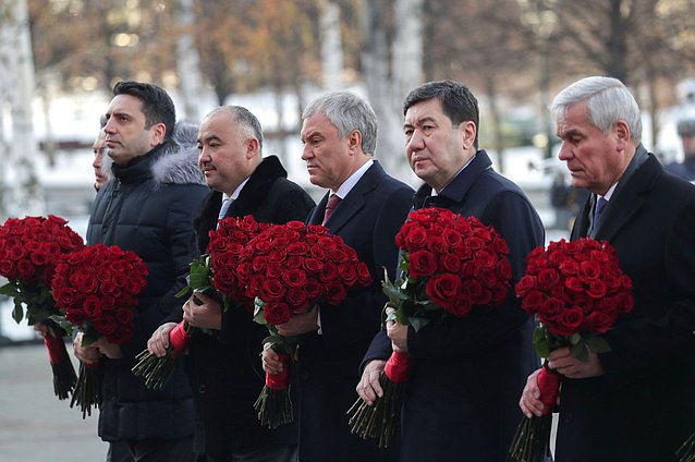 Председатель Государственной Думы Вячеслав Володин и главы делегаций стран-участниц ОДКБ возложили цветы к Могиле Неизвестного Солдата