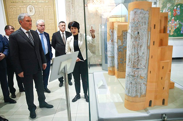 Председатель Государственной Думы Вячеслав Володин и члены российской делегации посетили Государственный музей истории Тимуридов