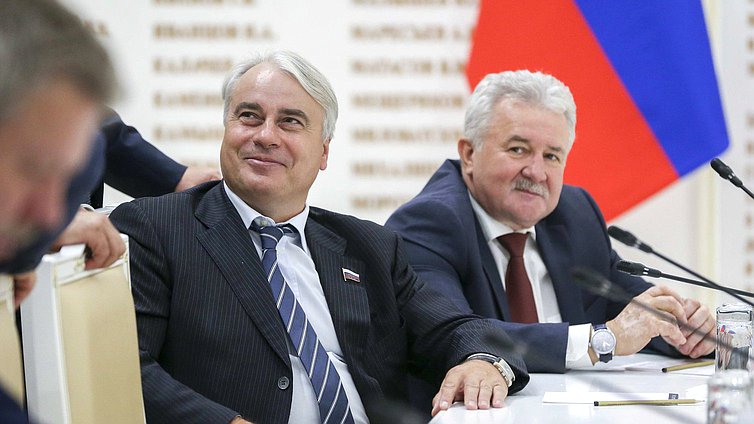 Chairman of the Committee on Energy Pavel Zavalnyi and Chairman of the Committee on Transport and Construction Evgenii Moskvichev
