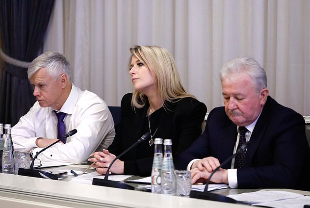 Председатель Комитета по защите конкуренции Валерий Гартунг, Председатель Комитета по развитию гражданского общества, вопросам общественных и религиозных объединений Яна Лантратова и Председатель Комитета по транспорту и развитию транспортной инфраструктуры Евгений Москвичев