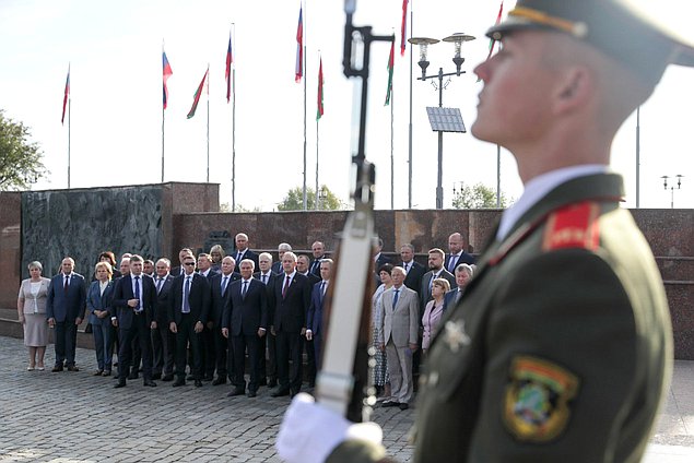 Председатель Государственной Думы Вячеслав Володин, Председатель Палаты представителей Национального собрания Республики Беларусь Игорь Сергеенко и члены делегаций возложили цветы к Мемориалу на Площади Славы