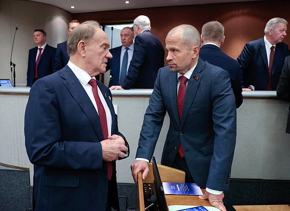 Руководитель фракции КПРФ Геннадий Зюганов и член фракции Роман Лябихов