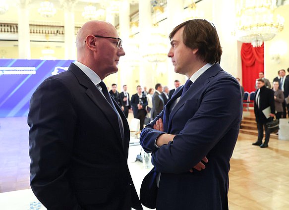 Заместитель Председателя Правительства РФ Дмитрий Чернышенко и Министр просвещения РФ Сергей Кравцов