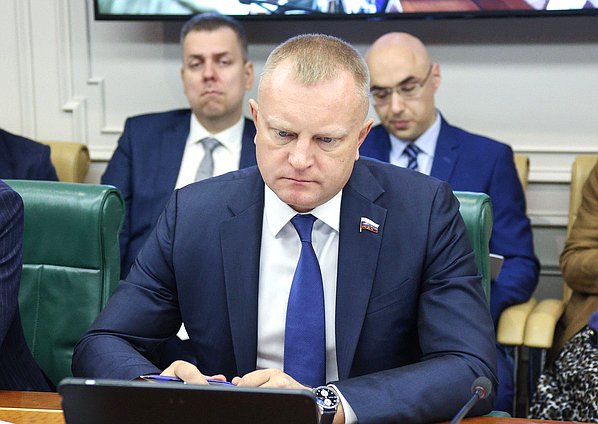 النائب الأول لرئيس لجنة الملكية والأراضي والعلاقات العقارية إيفان سوخاريف
