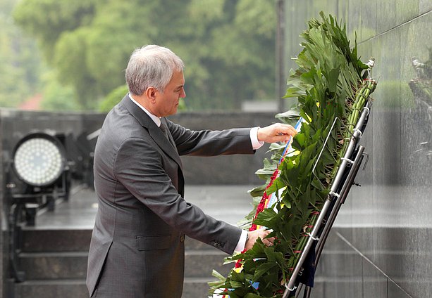 Chairman of the State Duma Vyacheslav Volodin took part in the wreath-laying ceremony at the Ho Chi Minh Mausoleum