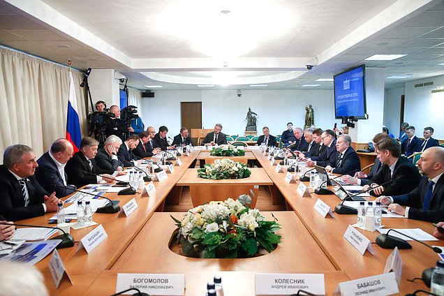 Заседание Комитета по транспорту и развитию транспортной инфраструктуры с участием Министра транспорта РФ Виталия Савельева