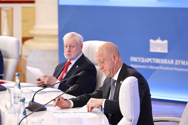 Руководитель фракции "Справедливая Россия" Сергей Миронов и заместитель Председателя ГД Александр Бабаков