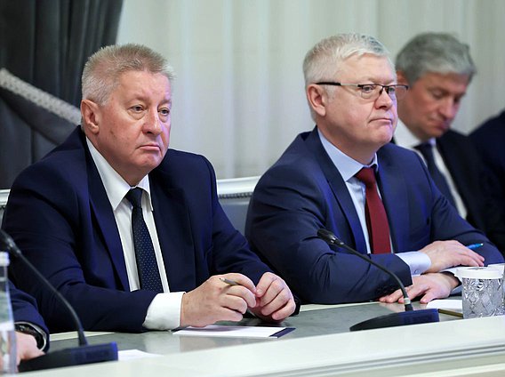 Чрезвычайный и Полномочный Посол РФ в Республике Джибути и Федеративной Республике Сомали  Михаил Голованов и Председатель Комитета по безопасности и противодействию коррупции Василий Пискарев