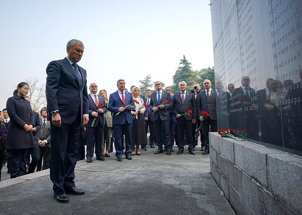 维亚切斯拉夫·沃洛金国家杜马主席和国家杜马代表团成员。向南京抗战英雄飞行员纪念碑敬献花圈