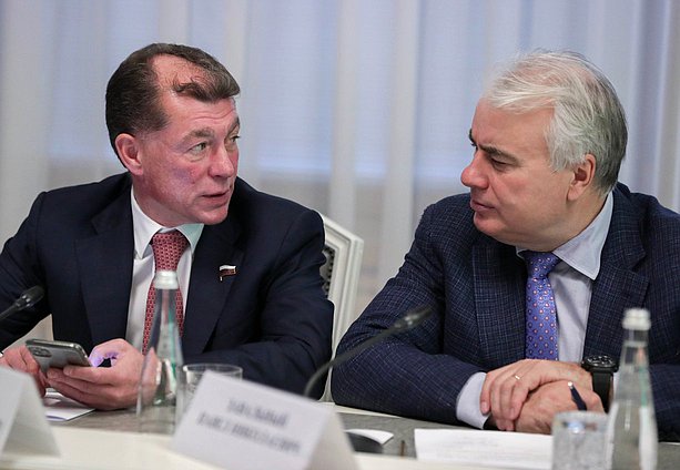 Председатель Комитета по экономической политике Максим Топилин и Председатель Комитета по энергетике Павел Завальный