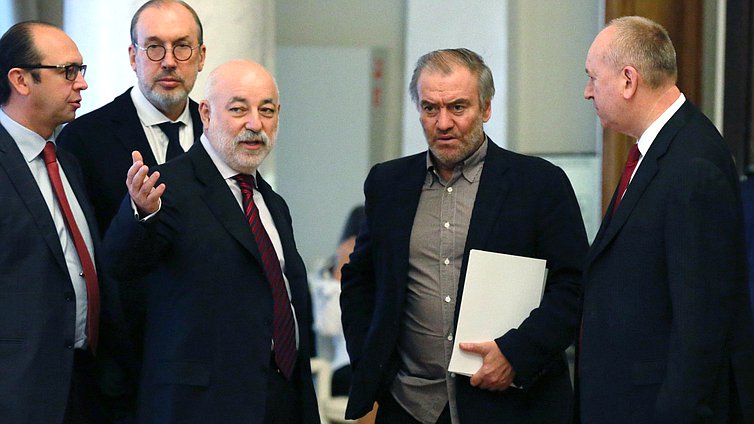    Председатель Государственной Думы Сергей Нарышкин провёл совместное заседание Совета по Культуре и попечительского совета Музея Фаберже.