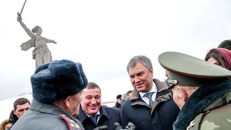 Председатель Государственной Думы Вячеслав Володин и губернатор Волгоградской области Андрей Бочаров во время общения с ветеранами на территории мемориального комплекса.Фото: Анна Исакова/Фотослужба Государственной Думы.