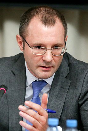 Заместитель Председателя Центрального банка РФ Владимир Чистюхин на заседании круглого стола.