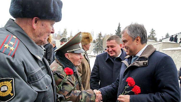 Председатель Государственной Думы Вячеслав Володин и губернатор Волгоградской области Андрей Бочаров во время встречи с ветеранами на территории мемориального комплекса.Фото: Анна Исакова/Фотослужба Государственной Думы.