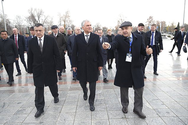 Председатель Государственной Думы Вячеслав Володин возложил цветы к монументу 
«Ода стойкости» в парке Победы в Ташкенте