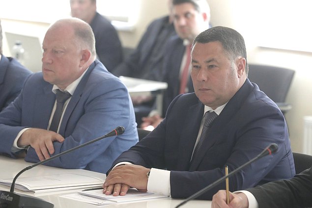 Губернатор Тверской области Игорь Руденя (справа)