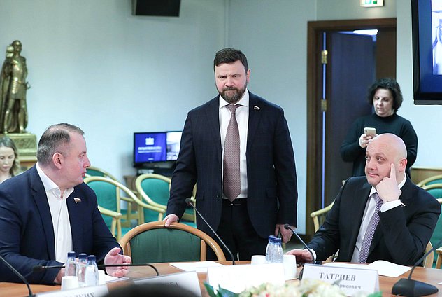 Члены Комитета по энергетике Виктор Дзюба, Юрий Станкевич и Муслим Татриев