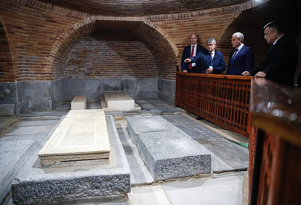 Председатель Государственной Думы Вячеслав Володин и члены российской делегации посетили мавзолей Гур-Эмир в Самарканде