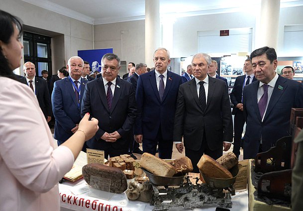 Председатель Государственной Думы Вячеслав Володин, Председатель Палаты представителей Национального собрания Республики Беларусь Игорь Сергеенко и Спикер Законодательной палаты Олий Мажлиса Республики Узбекистан Нуриддин Исмоилов. Осмотр выставки "Хлеб - невидимая сила Победы"