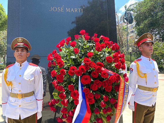 Председатель Государственной Думы Вячеслава Володин возложил венок к памятнику Хосе Марти