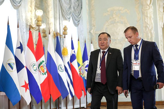 Заместитель Председателя Государственной Думы Шолбан Кара-оол (слева)
