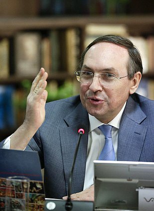 Официальный визит Председателя Государственной Думы Федерального Собрания Российской Федерации С.Е. Нарышкина в Республику Индию. Круглый стол по историко-культурным аспектам отношений между Россией и Индией. Вячеслав Никонов, Председатель комитета Государственной Думы по образованию.