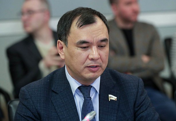 Первый заместитель Председателя Комитета по вопросам собственности, земельным и имущественным отношениям Сергей Тен