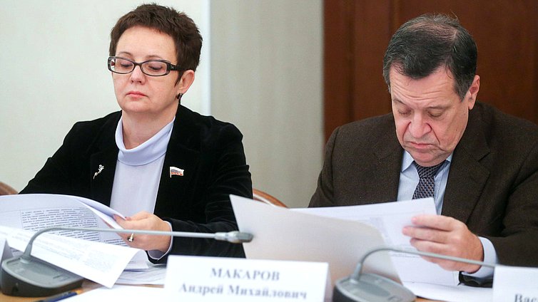 Председатель Комитета по контролю и Регламенту Ольга Савастьянова и Председатель Комитета по бюджету и налогам Андрей Макаров