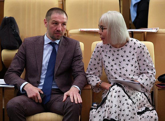 First Deputy Chairman of the Committee on Sport and Physical Culture Dmitry Pirog and First Deputy Chairwoman of the Committee on Economic Policy Nadezhda Shkolkina