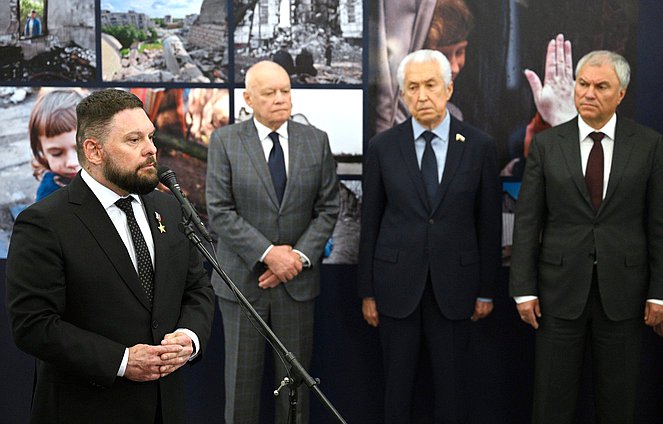Военный корреспондент ВГТРК, Герой России Евгений Поддубный, генеральный директор международной медиагруппы "Россия сегодня" Дмитрий Киселев, руководитель фракции "Единая Россия" Владимир Васильев и Председатель Государственной Думы Вячеслав Володин. Фото: РИА Новости